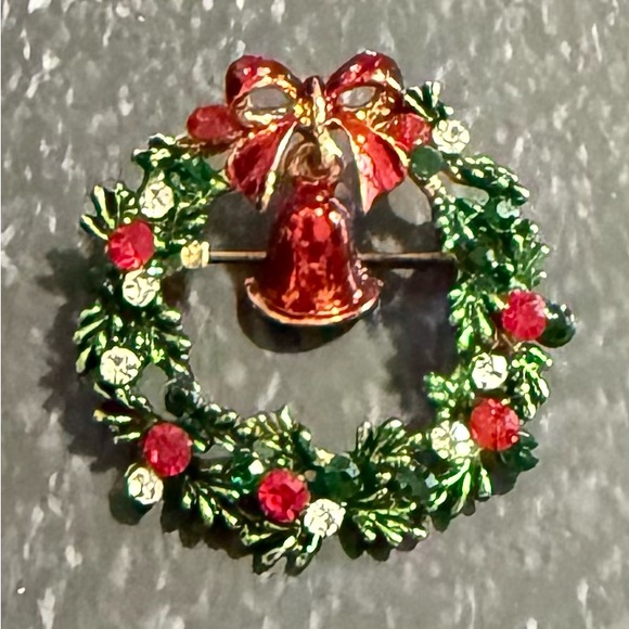 Jewelry - Festive Christmas Wreath Brooch
